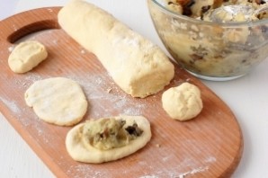 Пирожки с грибами и картошкой жареные - фото шаг 7