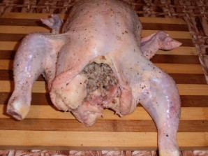 Курица, фаршированная гречкой - фото шаг 4