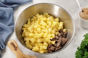 Простой мясной пирог с картошкой