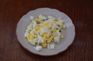 Салат с кириешками и сыром - фото шаг 6