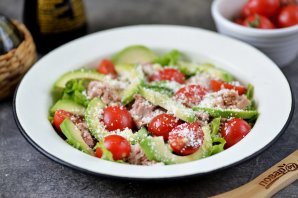Салат с консервированным тунцом и авокадо - фото шаг 5