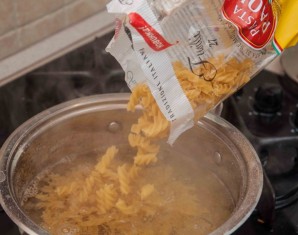 Спагетти с лососем под сливочным соусом - фото шаг 3