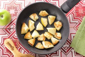 Печень с луком и яблоками - фото шаг 3