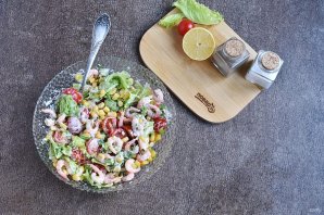 Салат с креветками и кукурузой - фото шаг 6