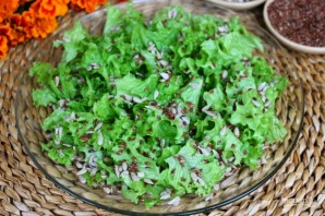 Салат с бархатцами и семечками - фото шаг 3