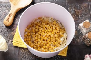 Салат с курицей и блинчиками