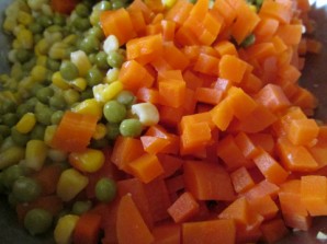Простой салат с кукурузой - фото шаг 6
