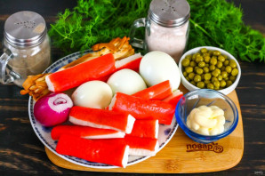 Салат с сыром косичка и крабовыми палочками - фото шаг 1