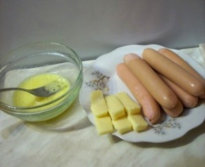 Слойки с сыром и сосисками - фото шаг 1