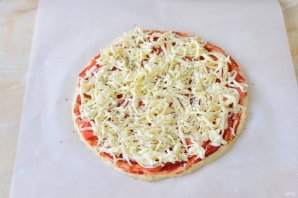 Пицца с сыром "Моцарелла" - фото шаг 8