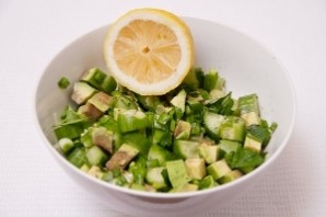 Салат с авокадо и огурцом - фото шаг 7