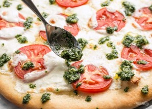 Пицца с томатами и моцареллой - фото шаг 7