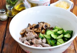 Салат из куриных сердечек с грибами и сыром - фото шаг 4
