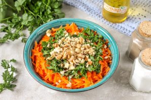 Морковный салат с орехами и петрушкой - фото шаг 4