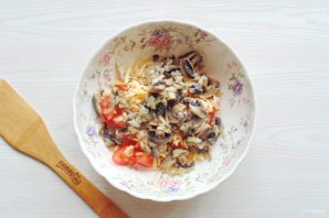 Салат с курицей, грибами, сыром и помидорами - фото шаг 7