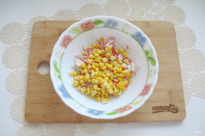 Салат с крабовыми палочками, кукурузой и кириешками - фото шаг 3