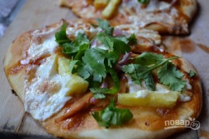 Мини-пицца с курицей и ананасом - фото шаг 11