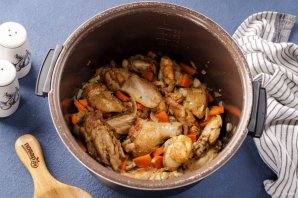 Курица с картошкой в мультиварке - фото шаг 7