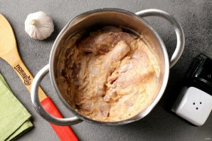Курица в чесночно-луковом маринаде запечённая в духовке - фото шаг 6