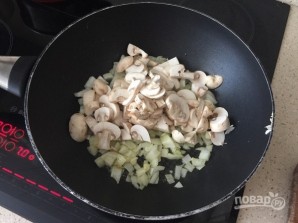 Салат с куриными сердечками и грибами - фото шаг 5