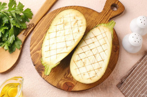 Баклажаны фаршированные луком и сыром в духовке - фото шаг 2