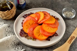 Салат из хурмы и томатов - фото шаг 3