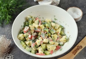 Крабовый салат с яблоком и огурцом - фото шаг 5