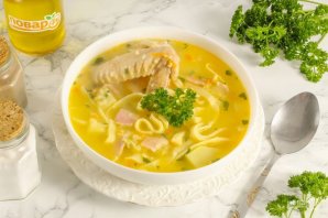 Суп с курицей, лапшой, пшеном и беконом - фото шаг 7