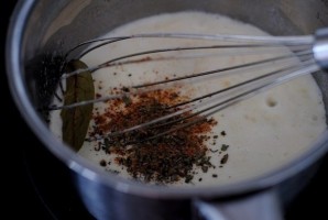 Форель под чесночным соусом, запеченная на картофельной "подушке" - фото шаг 4