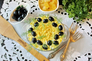 Салат с курицей, ананасами и маслинами - фото шаг 10