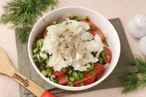 Салат из помидоров с огурцом и луком - фото шаг 5