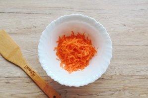 Салат из моркови, яиц и сыра - фото шаг 2