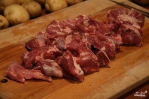 Картошка с мясом в чугунке в духовке - фото шаг 2