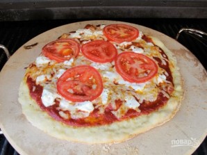 Пицца с помидорами на гриле - фото шаг 7