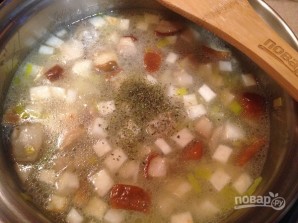 Луково-сельдерейный суп с грибами - фото шаг 6