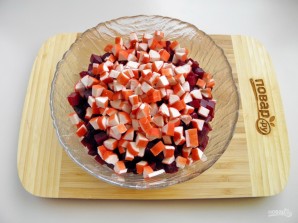 Свекольный салат с крабовыми палочками - фото шаг 3