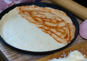 Пицца с сырной корочкой - фото шаг 5