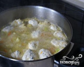 Куриный суп с клецками, сельдереем и кабачками - фото шаг 5