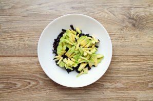 Постный салат с авокадо, черносливом и орехами - фото шаг 3
