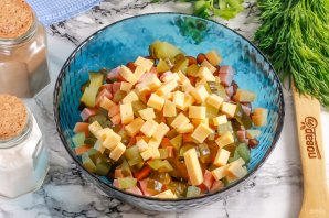 Салат с фасолью, сосисками, сыром и сухариками - фото шаг 4