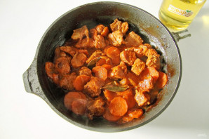 Свинина с морковью в духовке - фото шаг 8