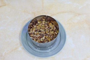 Слоёный салат с копчёной курицей - фото шаг 8