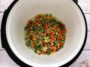 Рис с замороженными овощами в мультиварке - фото шаг 3