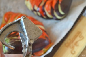 Баклажан, запеченный веером в духовке - фото шаг 4