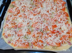 Домашняя пицца с грибами и колбасой - фото шаг 6