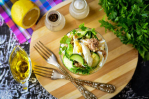 Салат с консервированным тунцом, яйцом и огурцом - фото шаг 7