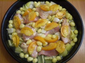 Курица, тушенная с овощами в духовке - фото шаг 4