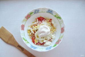 Салат из кальмаров с помидорами и сыром - фото шаг 8