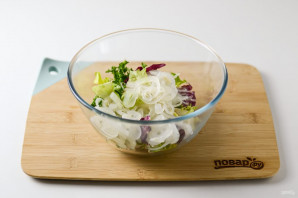 Салат с маринованным луком - фото шаг 6