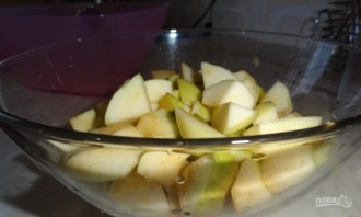 Шарлотка с яблоками и кефиром - фото шаг 3